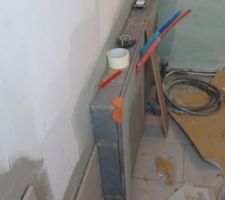 Le petit mur est carrel&eacute;