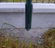 Sur soubassement ! élargissement du béton pour ne pas que ça s'enterre