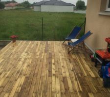 Terrasse terminée, sous la pluie