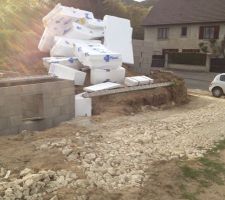 Livraison du polystyrène pour la dalle, ou peut etre qu'ils l'ont ejecté d'un hélico ?