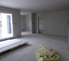 RDC : salon, salle à manger et cuisine au fond et porte donnant dans le cellier