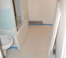 Pose de la chape isolante en cours.