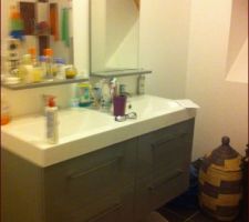 Meuble salle de bain pas encore fixé correctement
