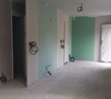 La cuisine &agrave; droite et toilettes en sombre