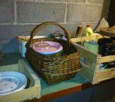Après un bon travail de tri tout ce qui sera donné à une association du village  est rassemblé dans la cave au rez de chaussée