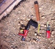 Outils pour poser les rails, cloueur béton et distancier