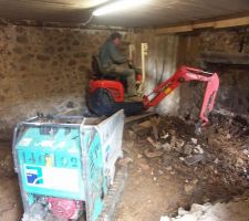 Décaissement et évacuation des gravas tombés au rez-de-chaussée. La minipelle remplit le dumper à chenilles qui évacue le tout.