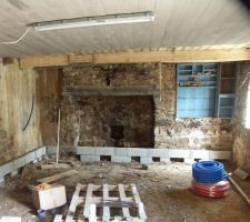 Après décaissement, réalisation des fondations des murs de doublage. Les murs enterrés sont parfois humides et seront cachés par un doublage en béton cellulaire.