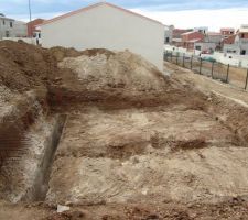 Terrassement terminé
décaissement de 2m   fondations de 1,3m
à cause d'un terrain argileux