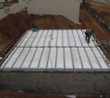 Le plancher du vide sanitaire est prêt à être coulé.