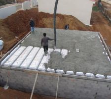 Coulage du plancher (rupteurs de pont thermique visible)