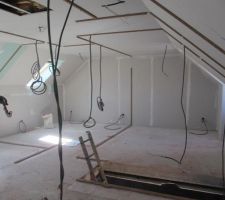 A l'étage,2 chambres et la salle de bain sur la gauche.