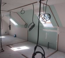 La salle de bain et une chambre au fond