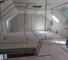 Trémie, palier, WC à gauche, salle de bain à droite et 2 chambres au fond