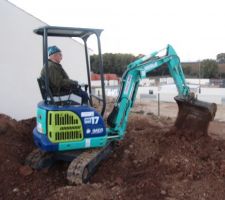 Terrassement du terrain une fois le mur de soutien termin&eacute;
