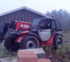 ça y est on commence la charpente avec mes potes mimi et bouba  assemblage de la premiére triple mon pote mimi au manitou