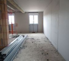 Vers chambre et salle d'eau RDC