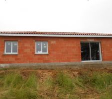 Pose des menuiseries terminées, baie vitrée et fenêtres des chambres des garçons donnant sur le jardin