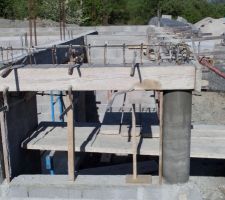 Poteau rond décoffré et les deux poutres de support à la terrasse sud coulées
