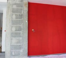 Salon rouge avec le mur de gauche qui sera en briquette de parement