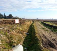 D&eacute;but du terrassement
Photo du chemin de terre qui borde le lotissement