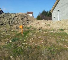 Tas de terre du terrain voisin sur notre terrain