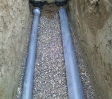 Pose des premiers tuyaux, 110 pour les eaux pluviales, 160 pour la sortie de fosse
