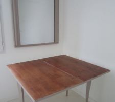 La table en bois foncé avant son relookage.