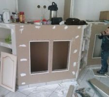 Les meubles sous la télé en cours de fabrication