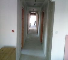 Le couloir qui dessert les chambres vu du salon