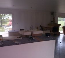 Les tiroirs fait maison sont en séchage
la première couche de peinture est faite