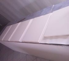 Les étagères de mes plan de travail en cours de peinture