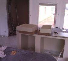 Les tiroirs en cours de peinture