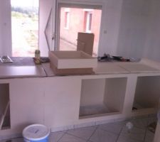 Les tiroirs en cours de peinture