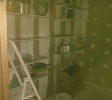 Le cellier est pret a recevoir l'alimentation pour ma petite famille