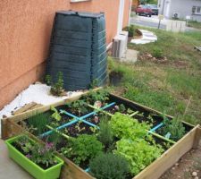 Un début d'aménagement extérieur (carré potager - bac à compost - allées en dalles bois et cailloux blanc)