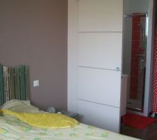 Chambre parents et porte coulissante vers salle d'eau-dressing