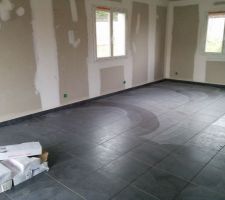 Carrelage du s&eacute;jour en cours!

Les joints ne sont pas encore faits