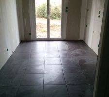 Carrelage de la cuisine en cours!

Les joints ne sont pas encore faits