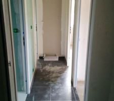 Carrelage du couloir de l'&eacute;tage