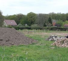 Plus d'arbre, plus de branches, implantation, chaises et quelques camions de gravats pour le chemin d'acc&egrave;s et nos futurs h&eacute;rissons (garage, terrasse, ...)