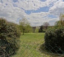 Vue depuis le coin Nord-ouest du terrain (depuis la route). On entraper&ccedil;oit les extr&eacute;mit&eacute;s des haies &agrave; supprimer (laurier &agrave; droite, &eacute;pine-vinette &agrave; gauche).
