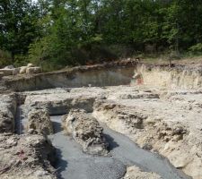 LE 17 septembre, après étude du sol et étude de béton, des semelles de béton on été coulées pour aller chercher le sol moins argileux un 1,5 m plus profond.