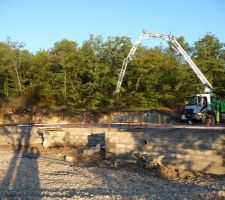 LE 10 octobre: Après avoir monté les parpaing du vide sanitaire, et posé le planché isolé, on coule la dalle du RdC.
