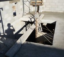 Le 16 novembre: Le futur grand et large escalier, cher aux Bastides et Demeures Provençales, est pour le moment en bois.