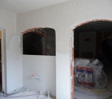 Le 19 mars: Le pl&acirc;trier est en plein travaux. Un pl&acirc;tre "&agrave; l'ancienne" avec de l&eacute;g&egrave;re traces qui donne cette touche traditionnelle &agrave; une maison partiellement construite "comme dans le temps".