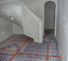 Le 13 avril. Il ne reste plus qu'a coulé la chape liquide dans cette partie de la maison. L'escalier majestueux est terminé.