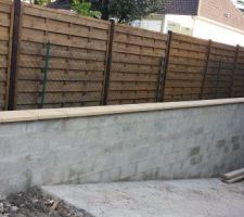 Chapeau mur de sout&egrave;nement pos&eacute;. 
Reste les joints