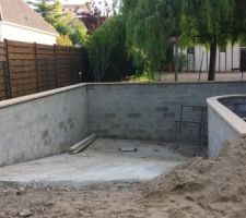 Chapeau mur de sout&egrave;nement pos&eacute;. 
Reste les joints