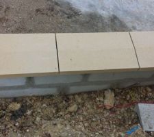 Chapeau mur de sout&egrave;nement pos&eacute;. 
Reste les joints